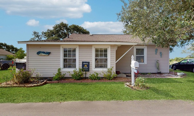 Shallotte Casa | Intracoastal Waterway-view cottage with private deck, & central AC
