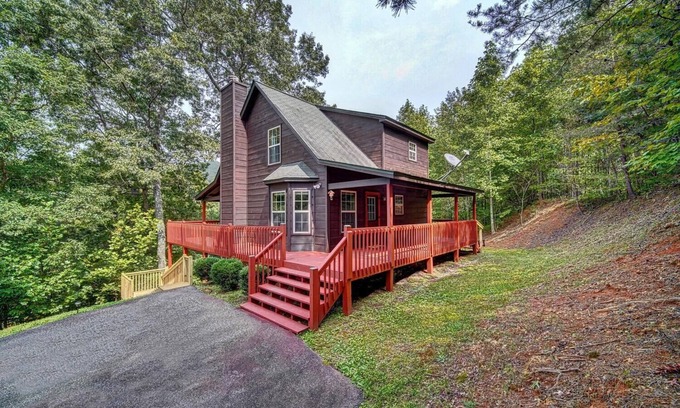 Blairsville Cabina | Intro Rate Fantastic mountain views from the deck with Hot Tub, Fire Pit