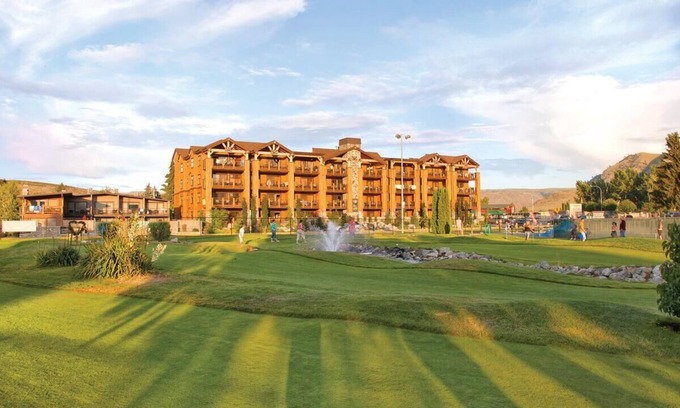 Chelan Complejo | INVENTORY SPECIAL $599 - 8/3 to 8/6/22 Luxury Resort at Lake Chelan (last one)