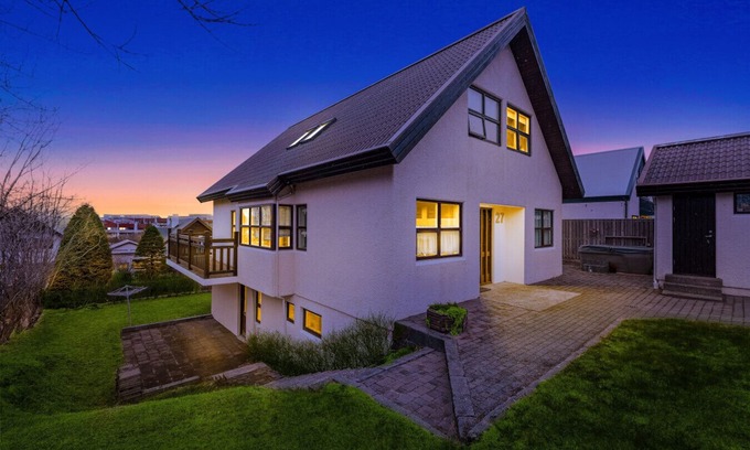 Breidholt Apartamento | Inviting 2BR Haven in the Heart of the Suburbs