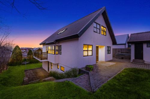 Breidholt Apartamento | Inviting 2BR Haven in the Heart of the Suburbs