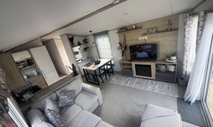 Wesham Cabina | Inviting 3-Bed Lodge in Preston hot tub