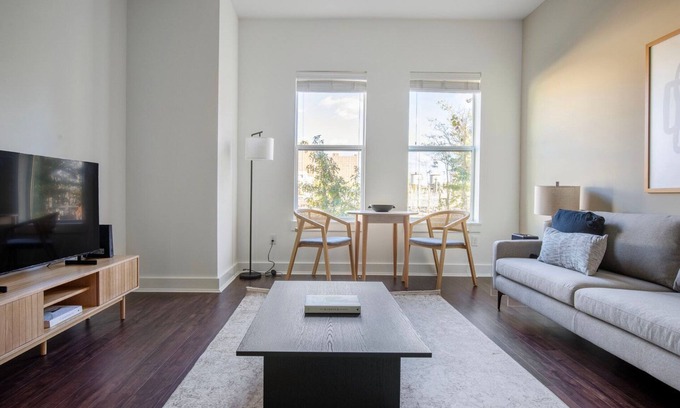 Cambridge Apartamento | Inviting Alewife 2BR w/ Gym & W/D, nr Red Line, by Blueground