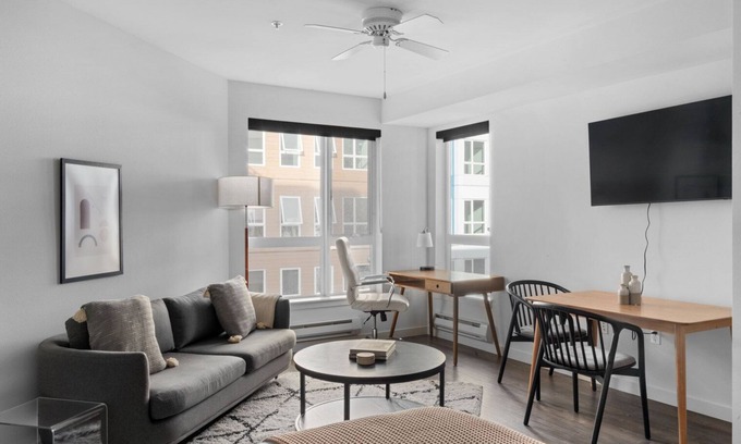 West Woodland Apartamento | Inviting Ballard Studio w/ BBQ & W/D, nr Shops, by Blueground