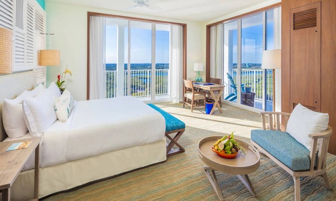 Hollywood Hotel | Inviting Beachfront Room with Outdoor Pool and Near ArtsPark at Young Circle