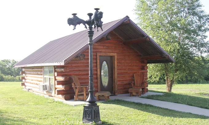 Martinsville Cabina | Inviting Cabin in Albany, MO. Enjoy the nature, fishing and breathtaking views.