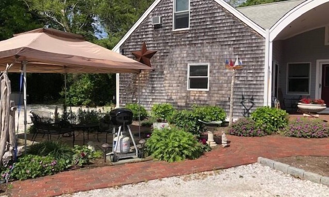 North Eastham Apartamento | Inviting Cape Cod Apartment w/ Private Patio & Garden (2236)