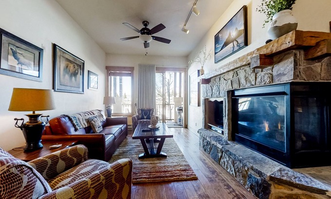 Steamboat Springs Condominio | Inviting condo w/shared hot tubs, pool, steam room, firepit, and ski shuttle