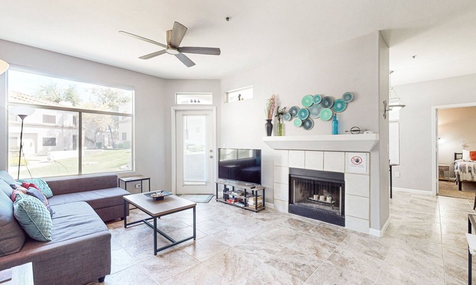 Central Scottsdale Condominio | ¡Acogedor condominio con piscina climatizada compartida, jacuzzi, gimnasio y sauna!