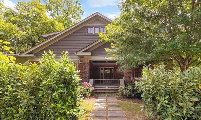 Morningside-Lenox Park Casa | Inviting Craftsman Retreat:Your Home Away from Home