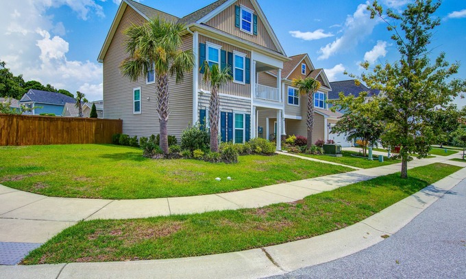 Johns Island Casa | Inviting dog-friendly home with full kitchen, balcony, central AC, & W/D