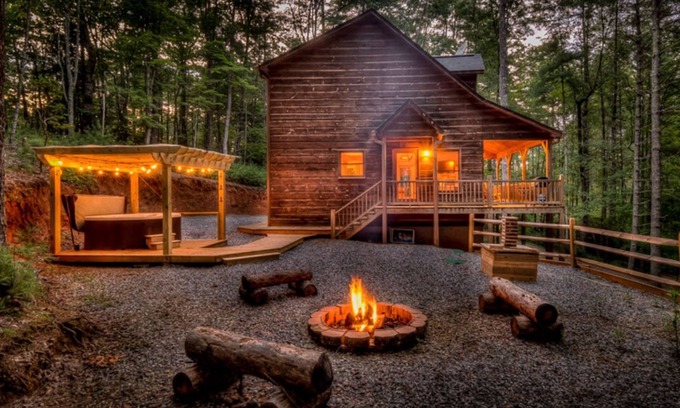 Blue Ridge Cabina | Inviting dog-friendly cabin with hot tub, lovely mountain views, firepit, & W/D