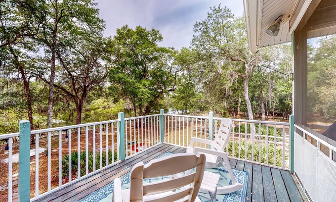 Bell Casa | Inviting dog-friendly home + bungalow w/ boat ramp