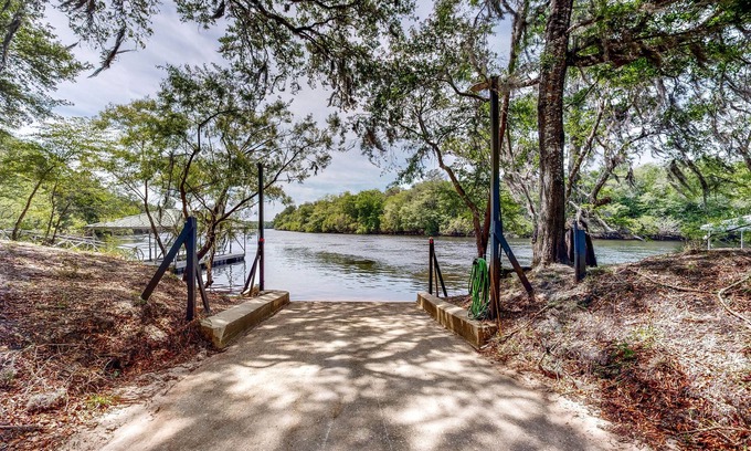 Bell Casa | Inviting dog-friendly home with boat ramp, W/D