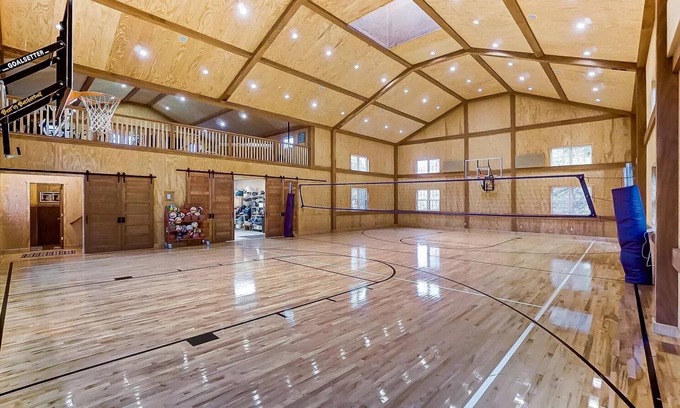 Linn Grove Casa | Inviting family retreat with a seasonal saltwater pool, gymnasium and privacy