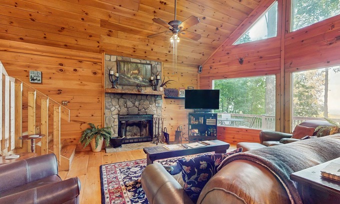 Walnut Mountain Cabina | Inviting forest cabin with pool access & picture windows