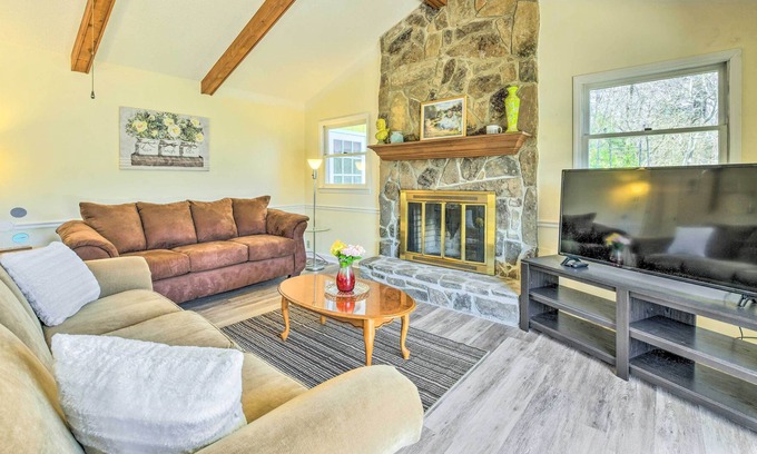 Franklin Cabina | Inviting Franklin Cabin w/ Deck & Mtn Views!