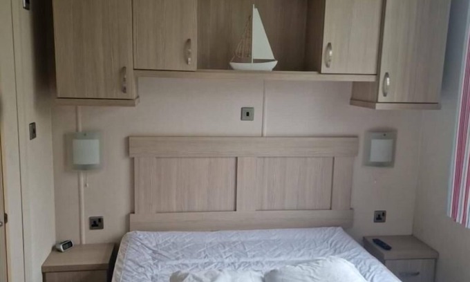 St Leonards-On-Sea Cabina | Inviting 2-Bed Caravan on Combe Haven Holiday Park