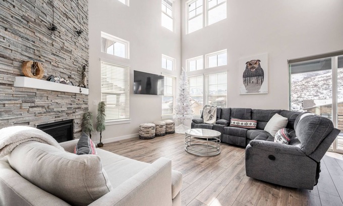 Deer Mountain Casa | Inviting Hideout Townhome w/ Balcony & Lake Views!