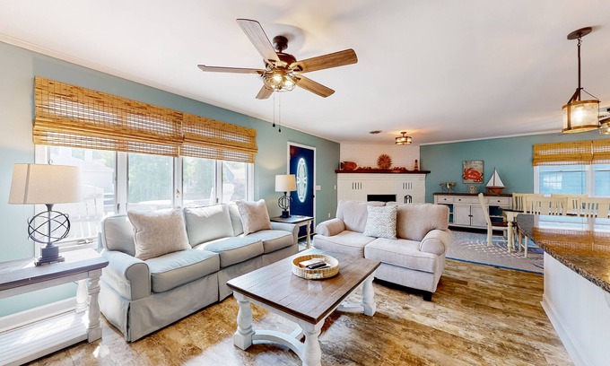 Caine Woods Casa | Inviting home near beaches with fast WiFi, AC, full kitchen & W/D - dog-friendly