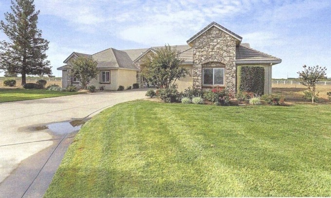 Victor Casa | Inviting Home on 2.5 acres, Near Vineyards