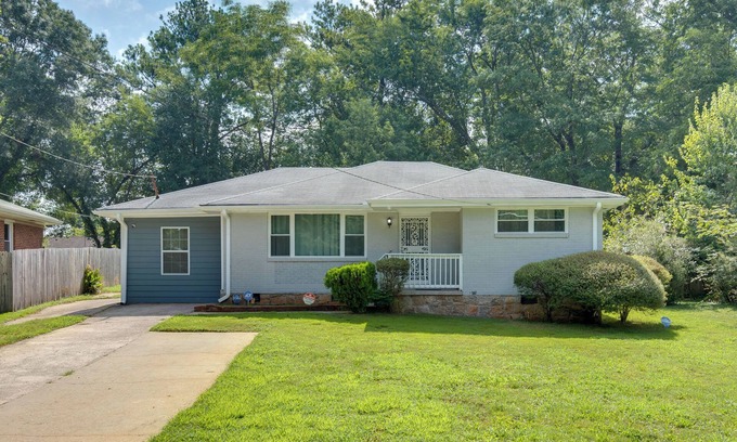 Gresham Park Casa | Inviting Home w/ Backyard: 8 Mi to Dtwn Atlanta!