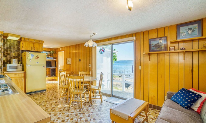 Lake Township Casa | Acogedor hogar con cable gratis y cocina completa, ¡justo en el lago!