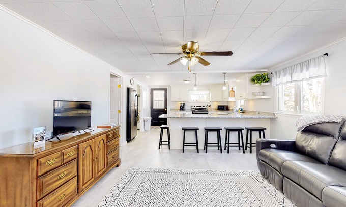 Dundee Casa | Inviting home with firepit, fast WiFi, skiing, full kitchen, & W/D