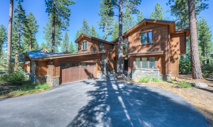 Ponderosa Palisades Casa | Inviting home with golf course views, large deck, & modern interior