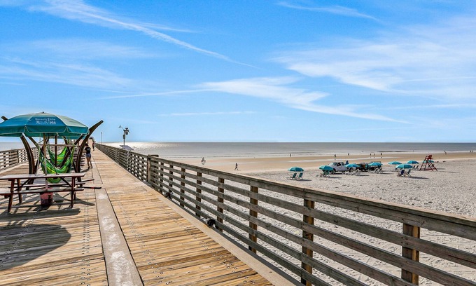 Mayport Casa | Inviting home with river view, lanai, full kitchen, central AC, & W/D