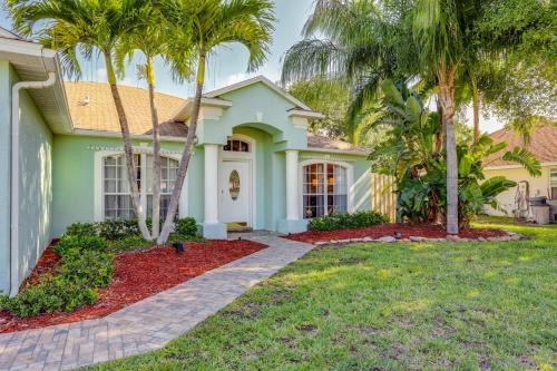 Jensen Beach Casa | Inviting Jensen Beach Home with Screened-In Patio!