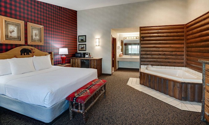Johnston Hotel | Inviting Johnston Lodging with Local Bar & Patio Space, Easy Access to I-35