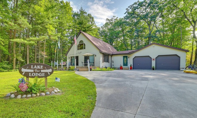 Lewiston Casa | Inviting ‘Lake Vue Lodge’ Home w/ Fire Pit + Deck