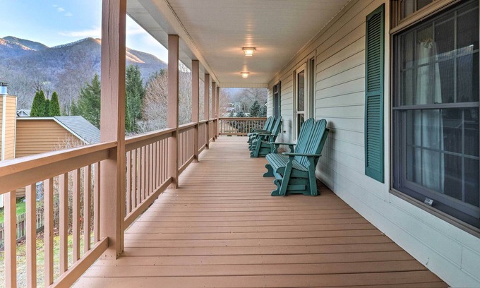 Valley Creek Run Casa | Inviting Maggie Valley House ~ 4 Mi to Slopes