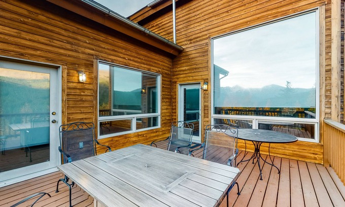 Baldy Mountain Casa | Inviting mountain getaway w/ scenic deck, private hot tub, pool table & foosball