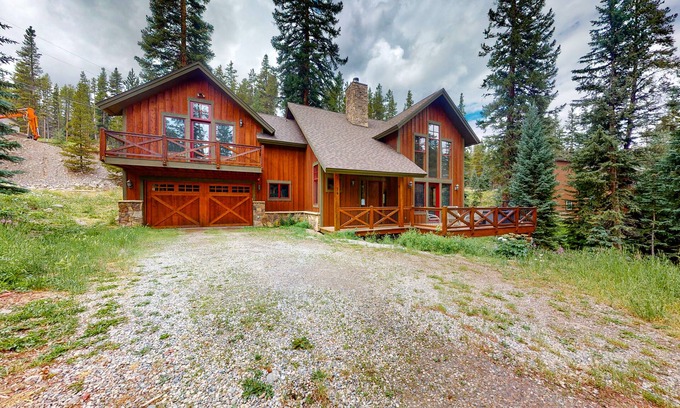 Crown Cabina | Inviting mountain cabin with skiing, fireplace, balcony, hot tub, & W/D
