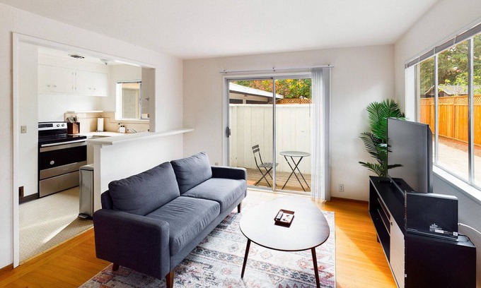 University South Casa | Inviting Palo Alto 1BR w/ Patio, close to Shops & Stanford, by Blueground