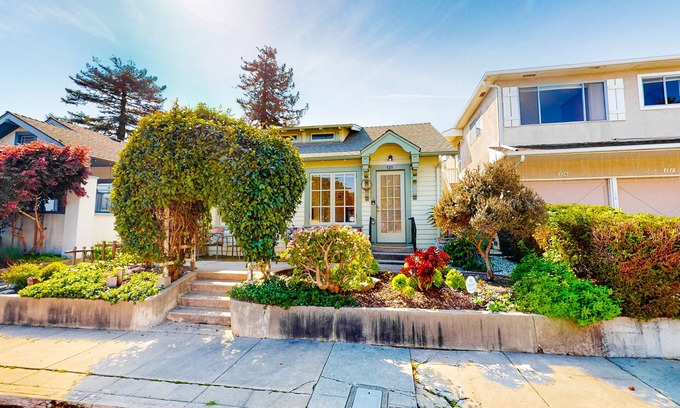 Beach Hill - Beach Flats Casa | Inviting retreat near Monterey Bay & San Lorenzo River w/full kitchen & WiFi