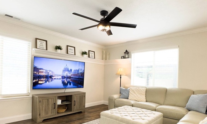 Pleasant Grove Casa | Inviting Retreat Nestled in Pleasant Grove - Your Comfortable Townhome
