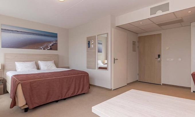 Kamperland Hotel | Inviting Room Near Nature Trails & Coastal Sites | Resort Access w/Free Parking