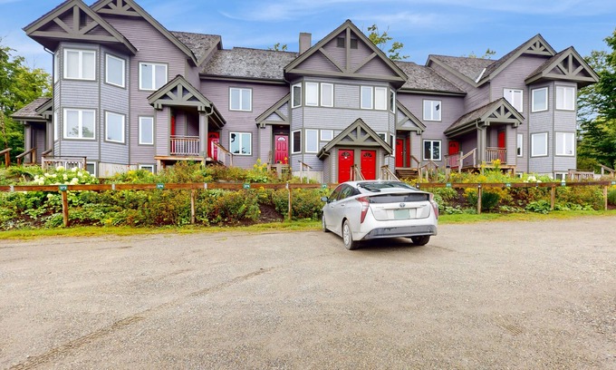 North Troy Condominio | Inviting ski-in/ski-out condo - free WiFi, gas fireplace & free ski shuttle