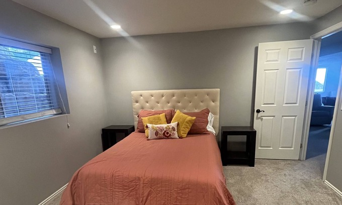 Farmington Casa | Inviting space 5 min from Lagoon, Station Park restaurants & shopping, & trails!