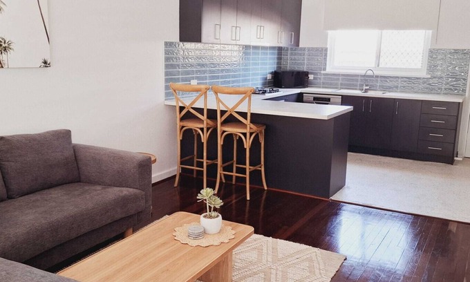 Rockingham Apartamento | New to VRBO: Inviting Stay in Rockingham City Centre