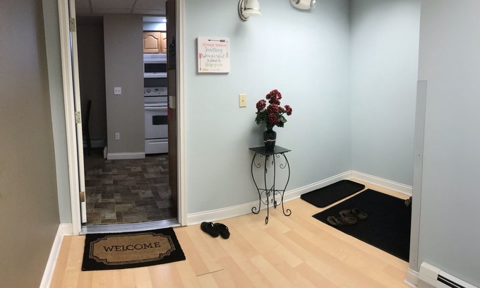Munising Apartamento | Inviting vacation apt. in town w A/C, short walk to Lk Superior, Food Trk, Pub