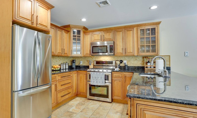 Vernon Condominio | Inviting Vernon Township Vacation Rental w/ Decks