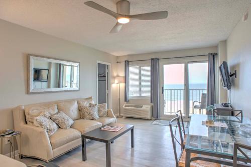 Northeast Virginia Beach Apartamento | Inviting Virginia Beach Condo with Community Pool