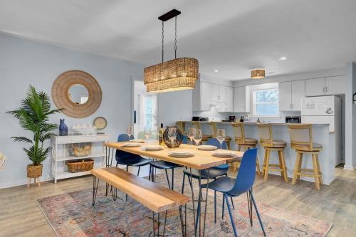 Sullivan's Island Casa | Ion by AvantStay Walk to Beach Dining Shopping Central Location Deck