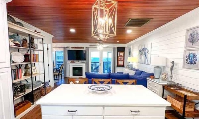 Indian Pass Casa | IP Beach House- Family Holiday home 3 bedroom sleeps 8 Elevator Pet Friendly Ice