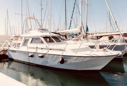 Sete Alquiler De Eote | IPHARRA - Bateau à quai
