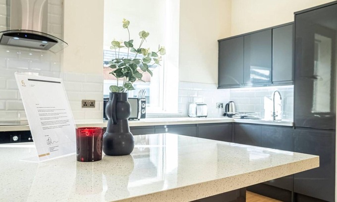 Ipswich Apartamento | Ipswich Waterfront Serenity - City View 2BR Apt
